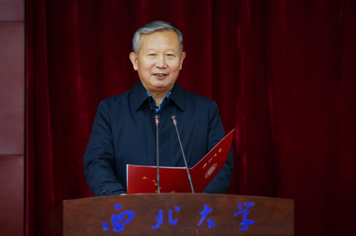 8校党委常委、副校长王正斌宣读有关文件.png