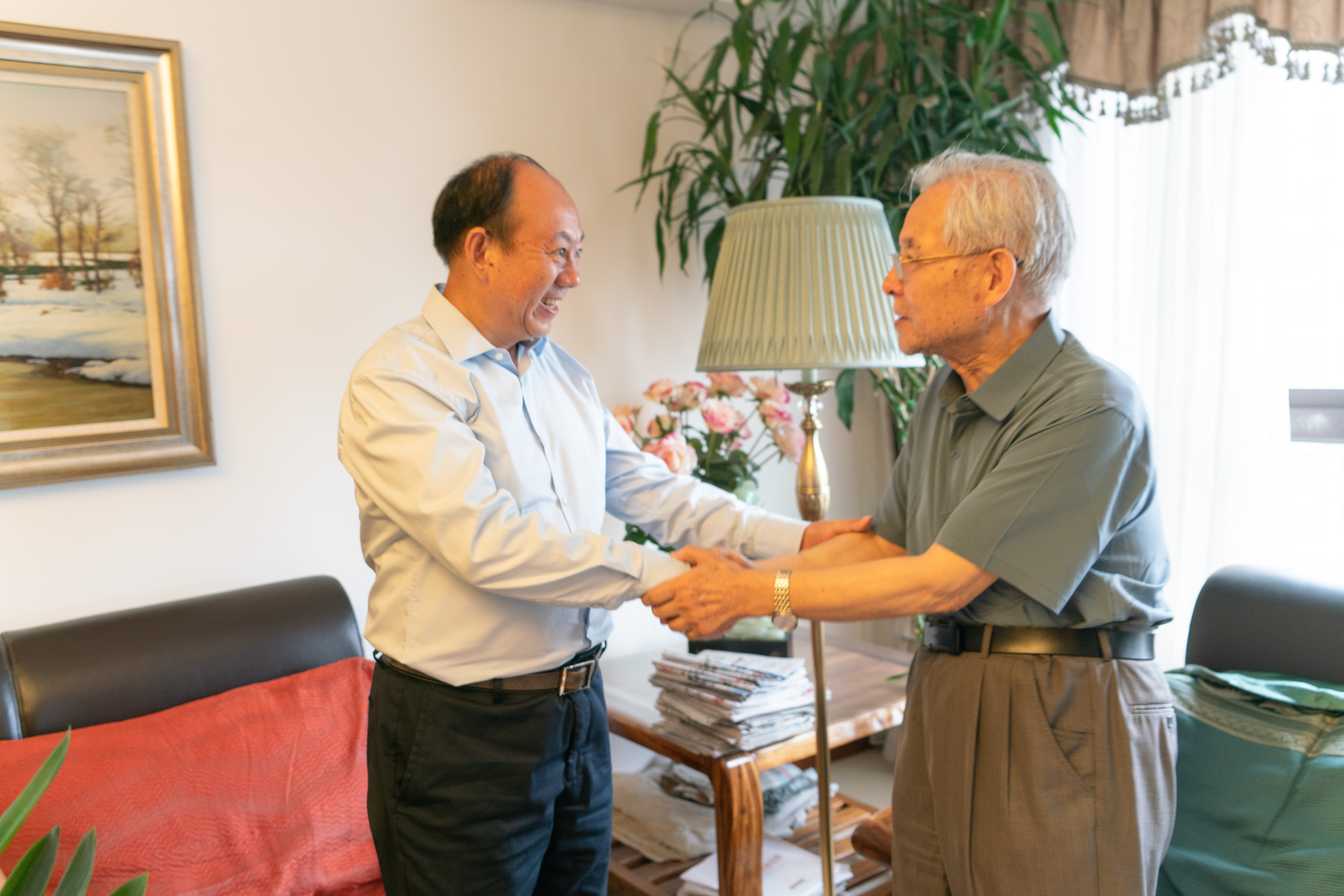 Dong Xiaolong, Secretary of the Education Working Committee of the provincial Party committee, visited academician Zhang Guowei at the University